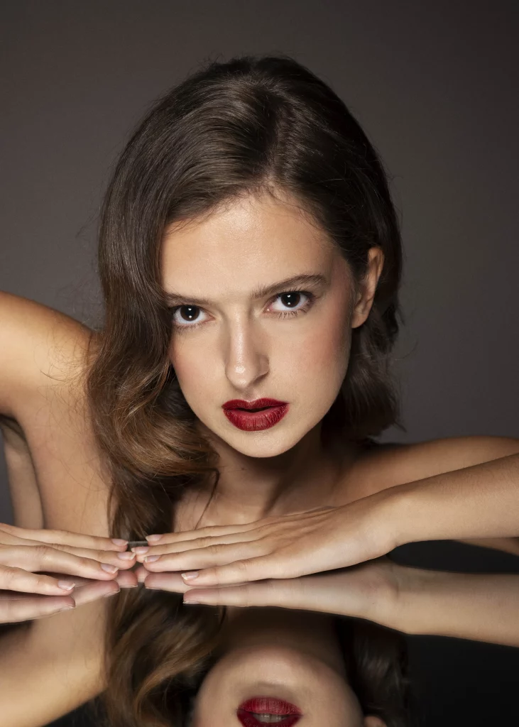 editorial-mirror-red-lips-studio-frankfurt